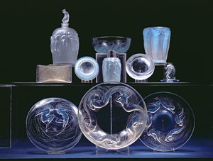 Selezione di bottiglie, piatti e bicchieri (vetro)